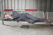 Photo: Deutschland, Bayern, München, Geschäftsmann bei der U-Bahn-Station auf der Bank schlafend Deutschland, Bayern, München, Geschäftsmann bei der U-Bahn-Station auf der Bank schlafend