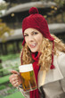 Photo: Deutschland, Bayern, Englischer Garten, Frau im Biergarten mit Bierkrug, leckt ihre Lippen Deutschland, Bayern, Englischer Garten, Frau im Biergarten mit Bierkrug, leckt ihre Lippen