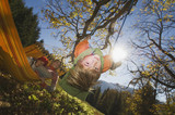 Photo: Österreich, spielen Salzburger Land, Altenmarkt, Mutter beobachten Sohn auf Schaukel Österreich, spielen Salzburger Land, Altenmarkt, Mutter beobachten Sohn auf Schaukel