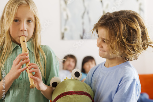 Photo: Junge und Mädchen, spielen Blockflöte Junge und Mädchen, spielen Blockflöte