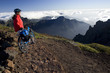 Photo: Spanien, Kanarische Inseln, La Palma, Frau mit Mountainbike Blick auf Berglandschaft Spanien, Kanarische Inseln, La Palma, Frau mit Mountainbike Blick auf Berglandschaft