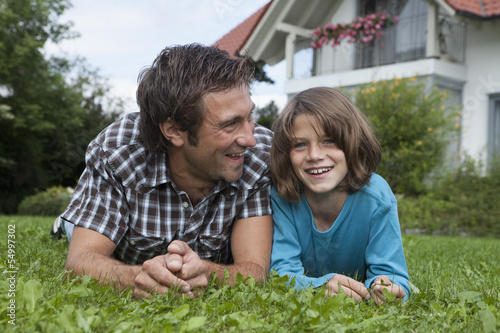 Photo: Deutschland, München, Vater und Sohn im Garten Deutschland, München, Vater und Sohn im Garten