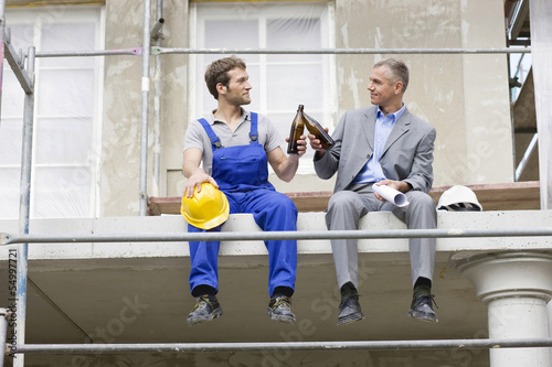 Photo: Architekt und Bauarbeiter vor Ort, trinken Bier Architekt und Bauarbeiter vor Ort, trinken Bier