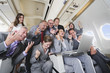 Foto: Deutschland, Bayern, München, Gruppe von Passagieren mit Laptop in der Business Class Flugzeugkabine Deutschland, Bayern, München, Gruppe von Passagieren mit Laptop in der Business Class Flugzeugkabine