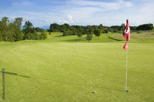 Photo: Deutschland, Bayern, Golf grün mit Fahne Deutschland, Bayern, Golf grün mit Fahne