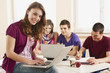 Photo: Deutschland, Emmering, Teenager-Mädchen mit Laptop, Studenten mit Laptop im Hintergrund Deutschland, Emmering, Teenager-Mädchen mit Laptop, Studenten mit Laptop im Hintergrund