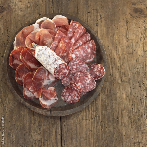 Photo: Salami und Schinken auf Brettchen Salami und Schinken auf Brettchen
