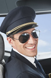 Photo: Deutschland, Bayern, München, Pilot trägt Pilotenbrille in Flugzeug-Cockpit, close up Deutschland, Bayern, München, Pilot trägt Pilotenbrille in Flugzeug-Cockpit, close up