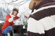Foto: Österreich, Land Salzburg, Flachau, Winter, Junger Mann und Frau trinken heissen Tee Österreich, Land Salzburg, Flachau, Winter, Junger Mann und Frau trinken heissen Tee