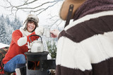 Foto: Österreich, Land Salzburg, Flachau, Winter, Junger Mann und Frau trinken heissen Tee Österreich, Land Salzburg, Flachau, Winter, Junger Mann und Frau trinken heissen Tee