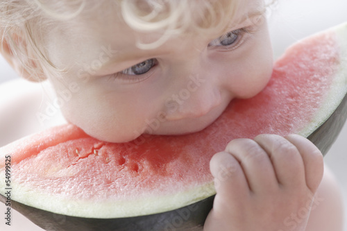 Photo: Deutschland, Bayern, Junge isst Wassermelone, close up Deutschland, Bayern, Junge isst Wassermelone, close up