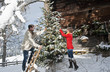 Photo: Österreich, Land Salzburg, Flachau, Junger Mann und Frau schmücken Weihnachtsbaum im Winter Österreich, Land Salzburg, Flachau, Junger Mann und Frau schmücken Weihnachtsbaum im Winter