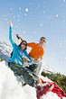 Photo: Österreich, Salzburg Land, Altenmarkt-Zauchensee, Paar mittleren Alters sitzt im Winter im Schnee Österreich, Salzburg Land, Altenmarkt-Zauchensee, Paar mittleren Alters sitzt im Winter im Schnee