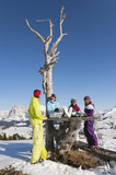 Foto: Italien, Trentino-Alto Adige, Südtirol, Bozen, Seiser Alm, Menschen ruhen nahe Kahler Baum auf verschneiten Landschaft Italien, Trentino-Alto Adige, Südtirol, Bozen, Seiser Alm, Menschen ruhen nahe Kahler Baum auf verschneiten Landschaft