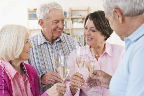 Photo: Deutschland, Leipzig, Ältere Männer und Frauen trinken Sekt, lächeln Deutschland, Leipzig, Ältere Männer und Frauen trinken Sekt, lächeln