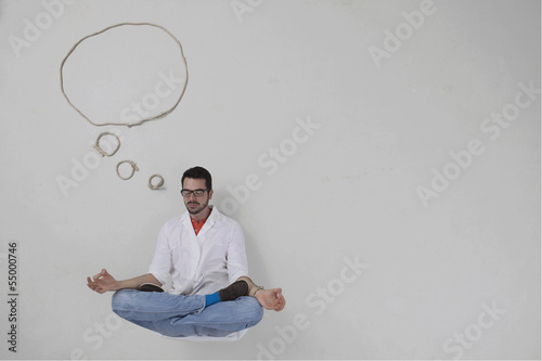 Photo: Junger Mann macht Meditation mit Gedankenblase Junger Mann macht Meditation mit Gedankenblase