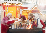 Photo: Österreich, Salzburg, erwachsener Mann, serviert Getränke an Jugendliche, Weihnachten Österreich, Salzburg, erwachsener Mann, serviert Getränke an Jugendliche, Weihnachten
