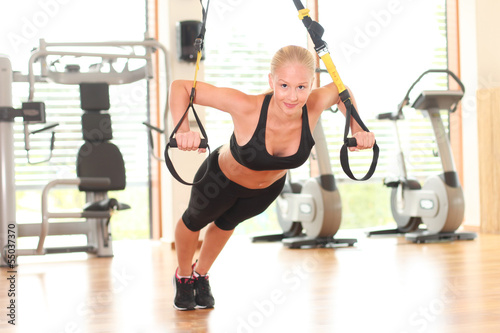 Photo: Frau mit TRX-Band Frau mit TRX-Band