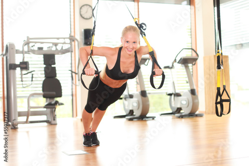 Photo: Training mit einem TRX-Fitnessband Training mit einem TRX-Fitnessband