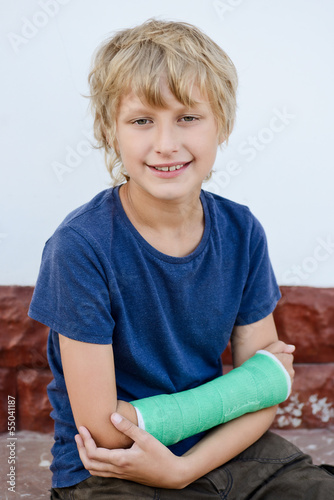 Photo: boy with cast boy with cast