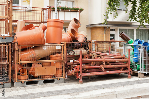 Photo: Baumaterial und Rohre am Strassenrand auf einer Baustelle Baumaterial und Rohre am Strassenrand auf einer Baustelle