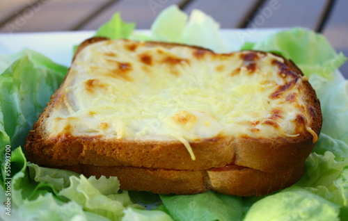 Photo: croque monsieur, à la béchamel et salade croque monsieur, à la béchamel et salade