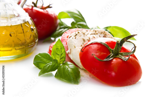 Photo: pomodori, mozzarella e basilico pomodori, mozzarella e basilico