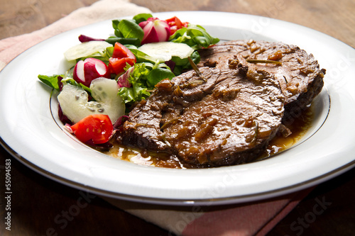 Photo: arrosto di manzo con insalata mista arrosto di manzo con insalata mista