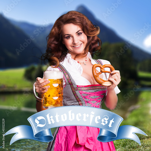 Photo: junge Frau im Dirndl vor Alpenhintergrund junge Frau im Dirndl vor Alpenhintergrund