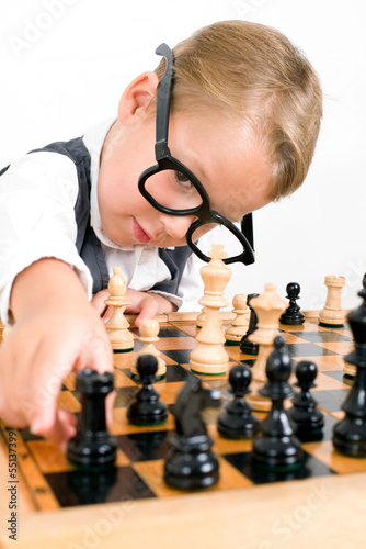 Photo: Kleiner Junge spielt Schach Kleiner Junge spielt Schach