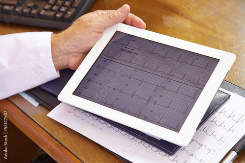 Photo: EKG auf Tablet Computer beim Arzt EKG auf Tablet Computer beim Arzt