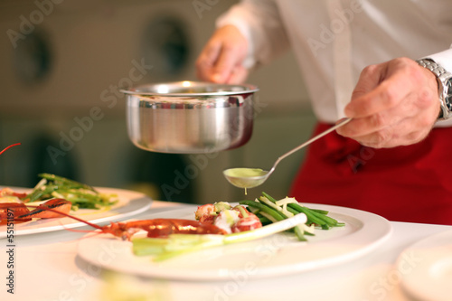 Photo: Sauce auf Hummer verteilen Sauce auf Hummer verteilen