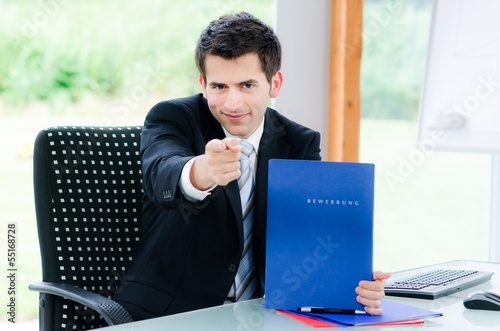 Photo: businessmann motiviert zu bewerbungen businessmann motiviert zu bewerbungen