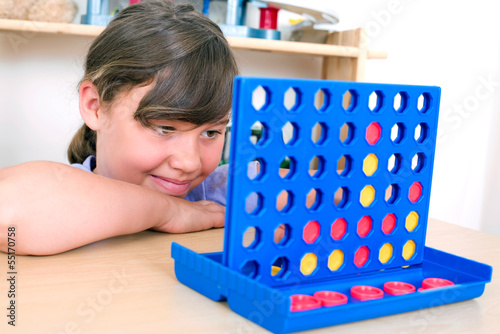 Photo: Mädchen spielt vier gewinnt Mädchen spielt vier gewinnt