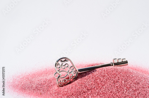 Photo: Silberschlüssel auf rosa Sand Silberschlüssel auf rosa Sand