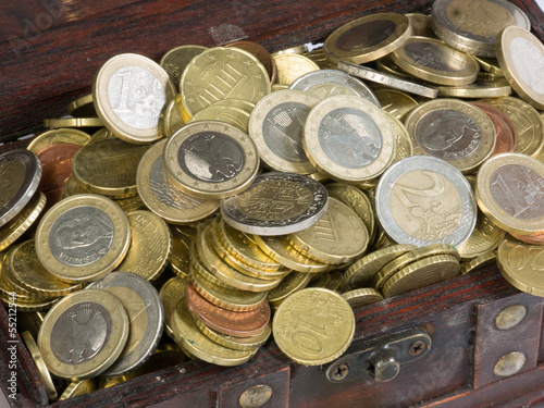 Photo: Euro-Münzen in einer hölzernen Truhe Euro-Münzen in einer hölzernen Truhe