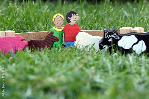 Photo: Holzspielzeug Farmer und Frau mit Tieren, Weide Holzspielzeug Farmer und Frau mit Tieren, Weide