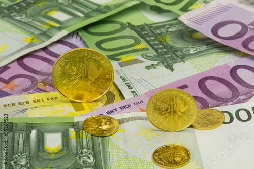 Photo: Goldmünzen auf Banknoten 3 Goldmünzen auf Banknoten 3