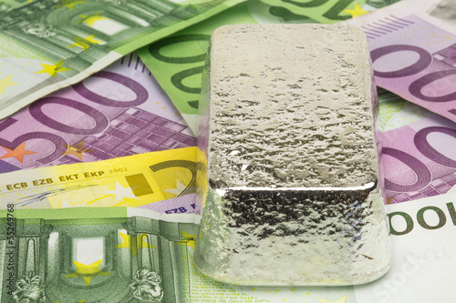 Photo: Silberbarren auf Banknoten Silberbarren auf Banknoten