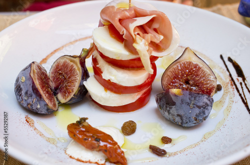 Photo: Tomate mozzarella figues jambon Tomate mozzarella figues jambon