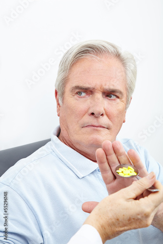Photo: Patient verweigert Einnahme von Tabletten Patient verweigert Einnahme von Tabletten