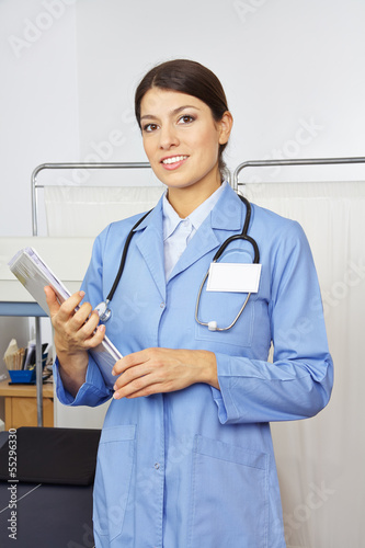 Photo: Ärztin mit Krankenakte im Krankenhaus Ärztin mit Krankenakte im Krankenhaus