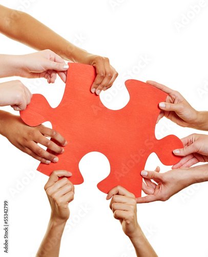 Photo: Hände halten Puzzle als Symbol für Teamwork Hände halten Puzzle als Symbol für Teamwork