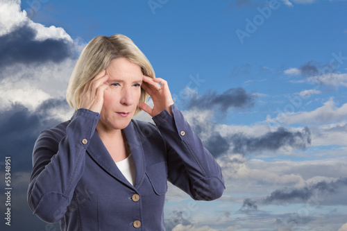 Photo: Frau leidet unter Wetterfühligkeit und hat Kopfschmerz Frau leidet unter Wetterfühligkeit und hat Kopfschmerz
