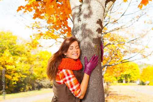 Photo: frau am baum im herbst frau am baum im herbst