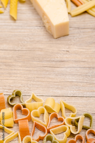Photo: Pasta als Herz auf einem Brett aus Holz Pasta als Herz auf einem Brett aus Holz