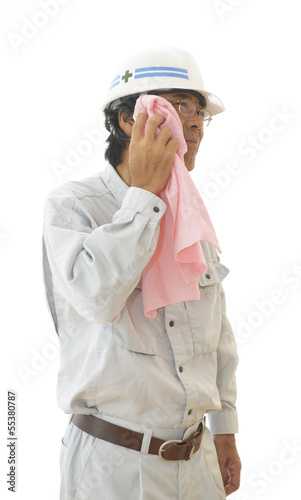 Photo: 汗を拭く男性作業員 汗を拭く男性作業員