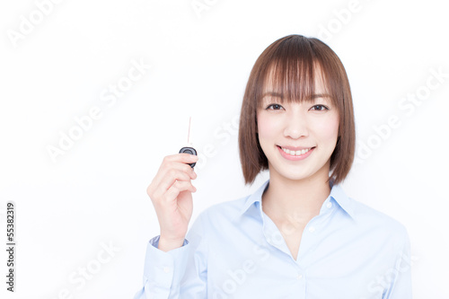 Photo: 鍵を持った女性 鍵を持った女性