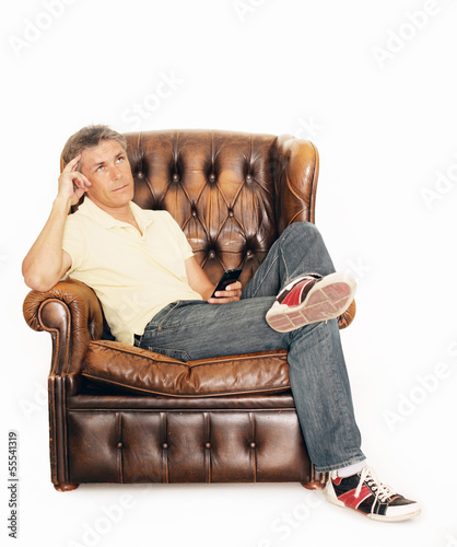 Photo: Mann entspannt im Sessel Mann entspannt im Sessel