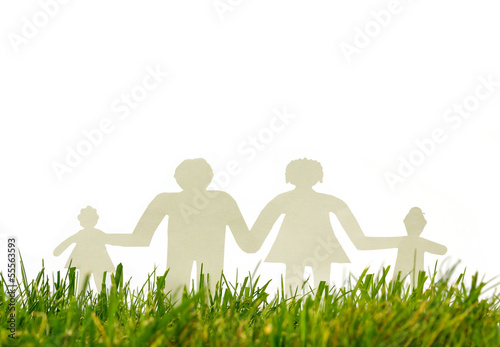 Photo: Familie aus Papier blickt in die Zukunft Familie aus Papier blickt in die Zukunft
